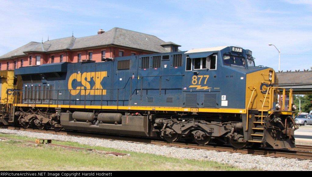 CSX 877 leads train Q400 
